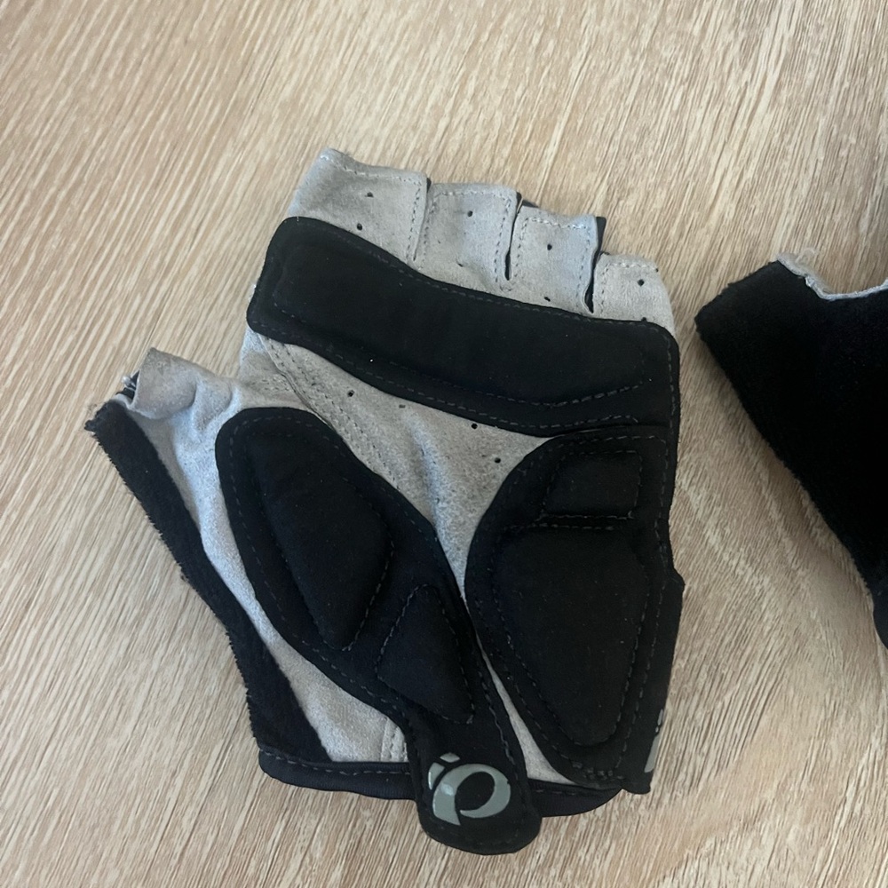 Pearl Izumi Black and Gray Cycling Gloves - Picture 2 of 3